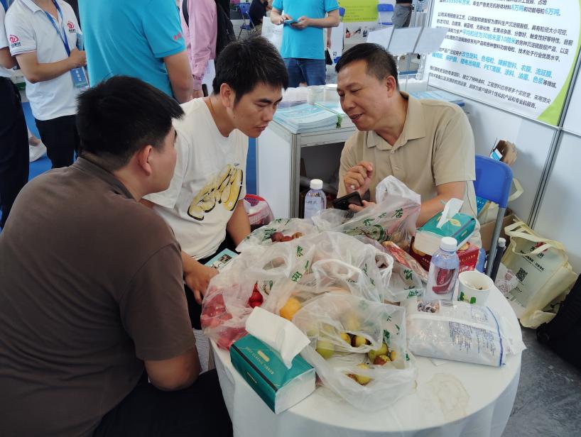 云浮鴻志公司董事長方裕賢先生親臨現(xiàn)場，給客人介紹產(chǎn)品的優(yōu)勢與應(yīng)用